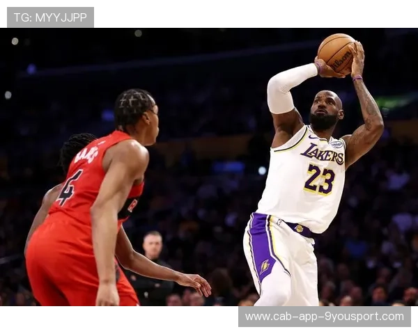 詹姆斯转身分球，洛杉矶湖人轻松得分